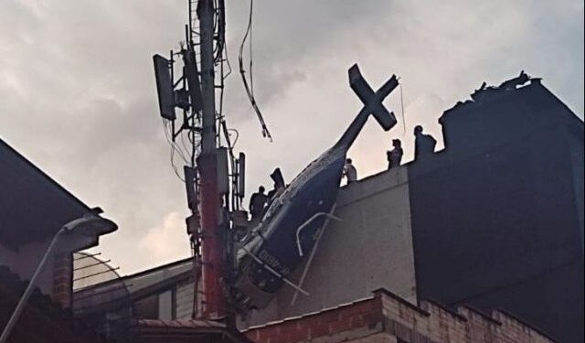 Helicóptero se desplomó y quedó colgando de un edificio en Medellín (VIDEOS)