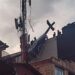 Helicóptero se desplomó y quedó colgando de un edificio en Medellín (VIDEOS)