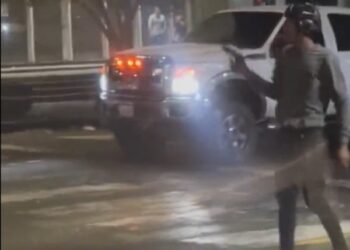 Dos “bad boys” sacaron sus armas frente a El Recreo, pero no contaron con la valentía de los vecinos (VIDEO)