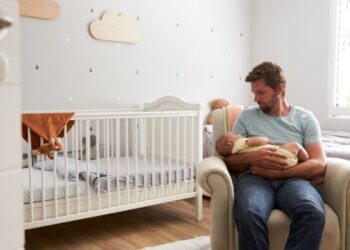 Revisó el monitor de su bebé mientras dormía y descubrió al fantasma de su madre (VIDEO)