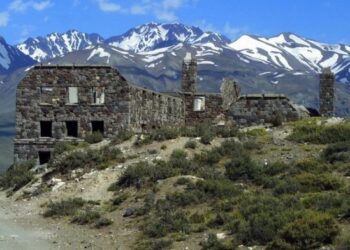 Qué queda del lujoso hotel abandonado a 30 kilómetros del lugar de la Tragedia de los Andes