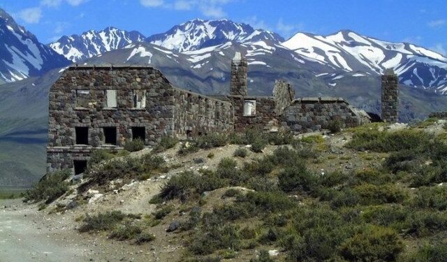 Qué queda del lujoso hotel abandonado a 30 kilómetros del lugar de la Tragedia de los Andes
