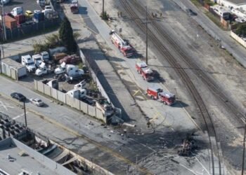 La impactante explosión de un tanque de combustible en Los Ángeles que dejó nueve bomberos heridos