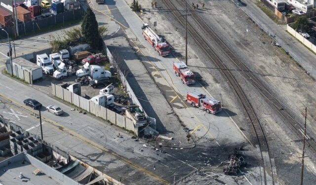 La impactante explosión de un tanque de combustible en Los Ángeles que dejó nueve bomberos heridos