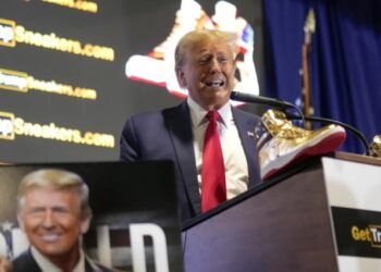 Los costosos zapatos deportivos que puso Trump a la venta y son versión limitada