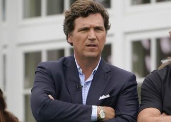 ¿Quién es Tucker Carlson, el polémico periodista cercano a Trump que entrevistó a Putin?