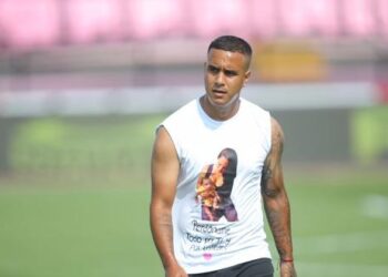 Futbolista le fue infiel a su mujer y le pidió perdón en medio de un partido ante miles de personas