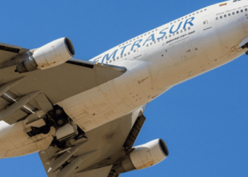 Avión venezolano-iraní incautado por EEUU abandona Argentina