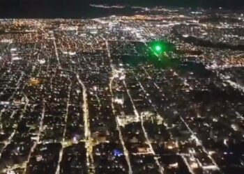 “No entiendo la gracia”: apuntaron con potente láser a piloto cuando estaba por aterrizar en un aeropuerto (VIDEO)