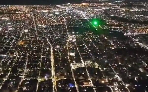 “No entiendo la gracia”: apuntaron con potente láser a piloto cuando estaba por aterrizar en un aeropuerto (VIDEO)