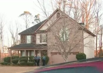 Crimen atroz en Georgia: pareja asesinó a su hija de ocho años al golpearla 20 veces con un rodillo