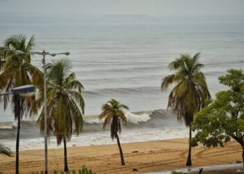 Fenómeno meteorológico “mar de fondo” en las costas venezolanas puede arruinar los carnavales a los temporadistas (Video)