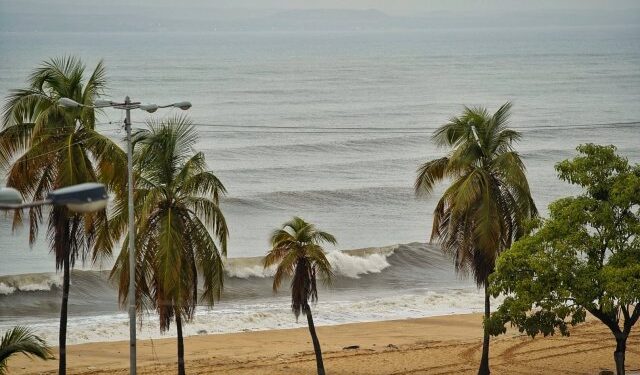 Fenómeno meteorológico “mar de fondo” en las costas venezolanas puede arruinar los carnavales a los temporadistas (Video)