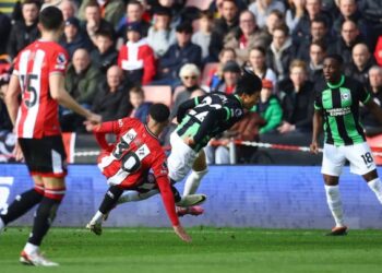 “Roja y cárcel”: La brutal patada en la Premier League que causó indignación (VIDEO)