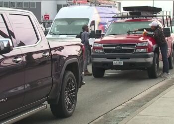 Venezolano limpiaba parabrisas en calle de Denver hasta que policía le impuso una multa exorbitante