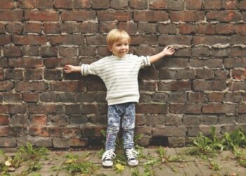 VIRAL: Pensó que su hijo hablaba solo contra la pared, pero cuando se acercó descubrió una historia de amor (VIDEO)