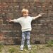 VIRAL: Pensó que su hijo hablaba solo contra la pared, pero cuando se acercó descubrió una historia de amor (VIDEO)