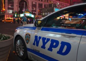Nuevo ataque contra policías en Nueva York: le propinó varios puñetazos en la cara a un oficial en Times Square