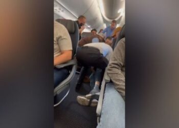 EN VIDEO: el momento en que pasajero intentó abrir la puerta de emergencia de un avión en pleno vuelo en EEUU