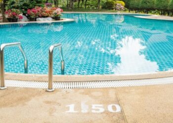 El exceso de cloro en una piscina dejó a diez personas intoxicadas