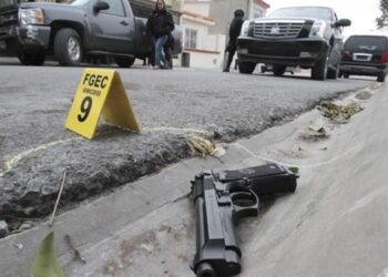 Imágenes sensibles: Descubrieron robando a un policía, lo persiguieron y se baleó en la cabeza