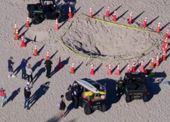 Tragedia en Miami: Dos niños hospitalizados en estado grave tras caer en un agujero en una playa