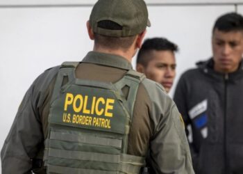 Juez de EEUU detiene polémica ley de Texas que autoriza a policías a expulsar migrantes