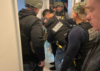 Entre llantos de su madre, así detuvieron a menor venezolano que hirió de un balazo a turista en Times Square (VIDEO)