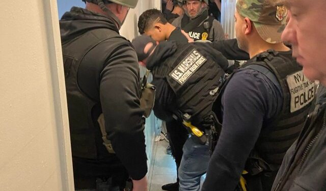 Entre llantos de su madre, así detuvieron a menor venezolano que hirió de un balazo a turista en Times Square (VIDEO)