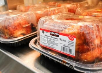 VIDEO: Compró un pollo rostizado en una tienda y al abrirlo, descubrió algo asqueroso