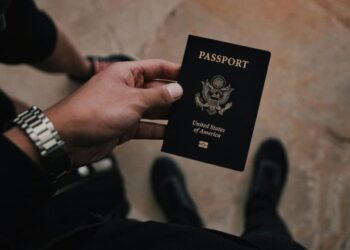 Los 19 países del mundo a los que EEUU advierte no viajar con pasaporte americano