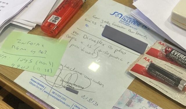 Encontró un récipe médico de tres años atrás de su padre y se llevó una sorpresa al descubrir el origen