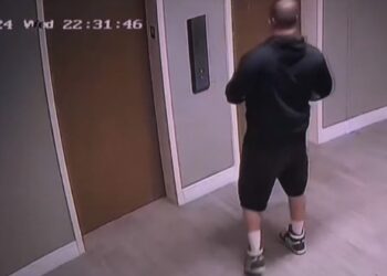 Captan a delivery defecando en área común de un edificio en Miami Beach (VIDEO)