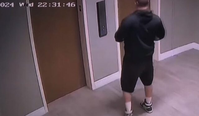 Captan a delivery defecando en área común de un edificio en Miami Beach (VIDEO)