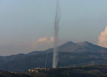 Hezbolá lanza 60 cohetes contra un cuartel israelí en respuesta al bombardeo de la Bekaa