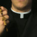 Orgías, pornografía y promesas espirituales: el escalofriante testimonio de una monja abusada por sacerdote