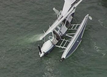 Rescatan a siete personas luego que un hidroavión se estrellara en una bahía de Miami