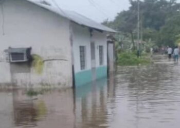 Lluvias causan estragos en Palmarito, un pueblito de Mérida en peligro por la crecida del Lago de Maracaibo