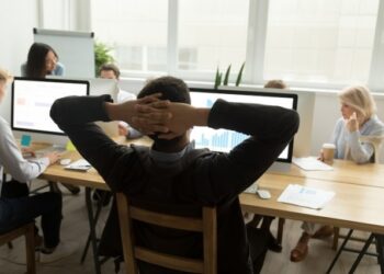 Estar sentado todo el día en el trabajo aumenta el riesgo de muerte prematura