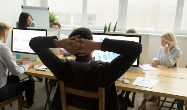 Estar sentado todo el día en el trabajo aumenta el riesgo de muerte prematura