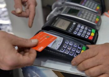 Estadounidenses se ven abrumados por deudas de tarjetas de crédito, alquileres y precios altos