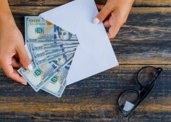 Encontró un sobre con dólares en la calle y tuvo una reacción completamente inesperada