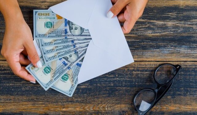 Encontró un sobre con dólares en la calle y tuvo una reacción completamente inesperada