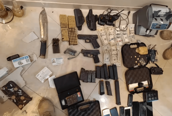 Detuvieron a un ruso en una urbanización privada en Guayaquil con un sorprendente arsenal