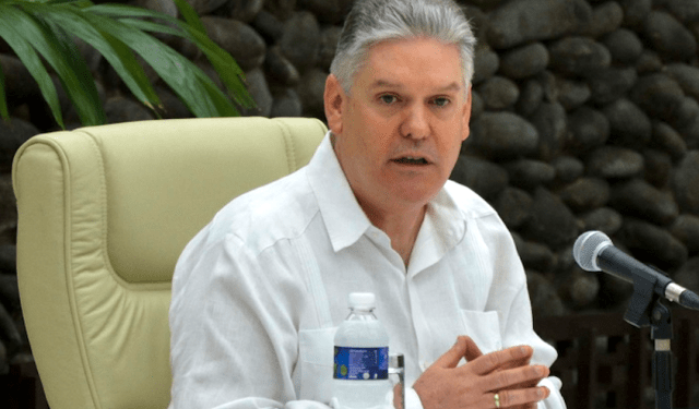 Destituyen al ministro de Economía de Cuba tras el aplazamiento del alza de la gasolina
