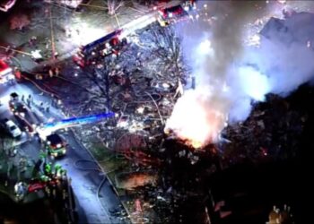 Casa en Virginia explotó cuando los bomberos se encontraban dentro: uno murió y 11 personas resultaron heridas