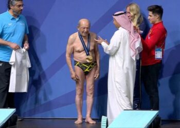 A sus 100 años, clavadista ganó una medalla en el Mundial de Natación (Video)