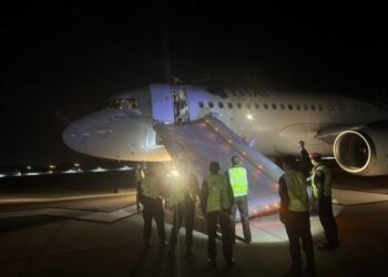 Detienen a un pasajero canadiense por abrir la puerta de un avión en Tailandia