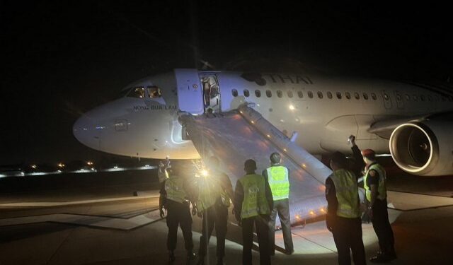 Detienen a un pasajero canadiense por abrir la puerta de un avión en Tailandia