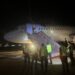 Detienen a un pasajero canadiense por abrir la puerta de un avión en Tailandia